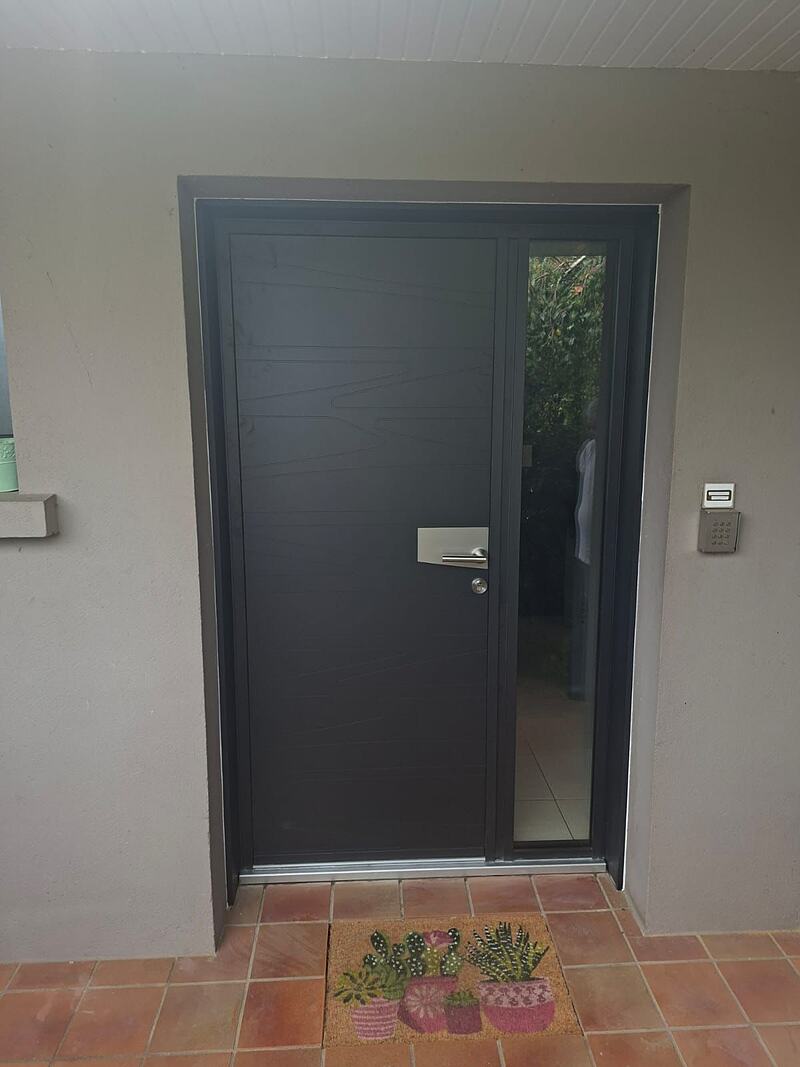 Porte d'entrée en aluminium anthracite avec un châssis vitré latéral
